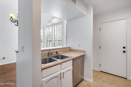 1944 Behrend Dr, Phoenix AZ 85027-3834 exterior