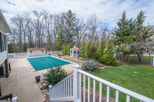 23 Brentwood Dr, East Hanover NJ 07936-2403 exterior