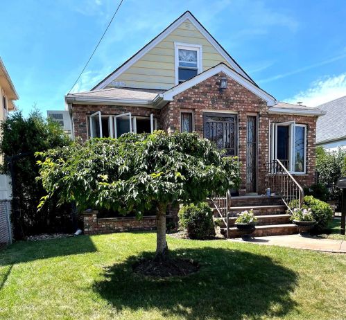 81-22 260th St, Floral Park, NY 11004-1120