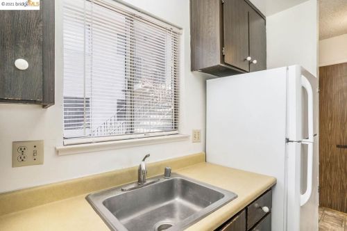 300 Warren Ave, San Leandro CA 94577-5063 exterior