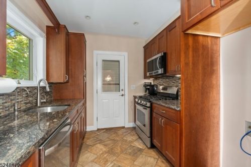 20 Robin Ln, Skyline Lakes NJ 07456-2932 exterior