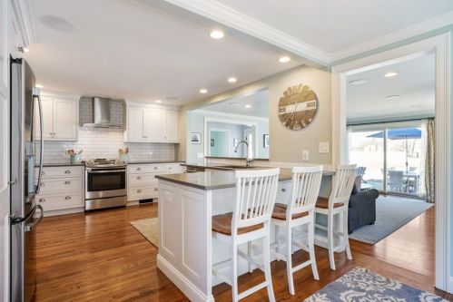 58 Taylor Ave, Dedham MA 02026-5104 exterior