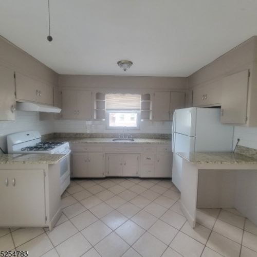 274 Greylock Pkwy, Belleville NJ  07109-2727 exterior