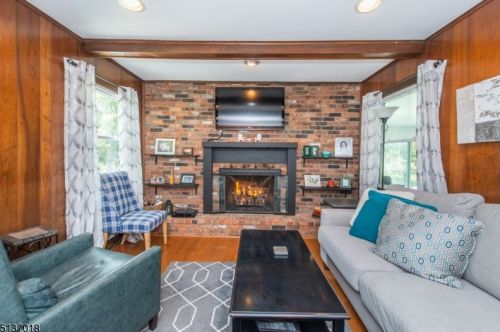 23 Brentwood Dr, East Hanover NJ 07936-2403 exterior