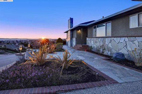 1476 Regent Dr, San Leandro CA 94577-5323 exterior