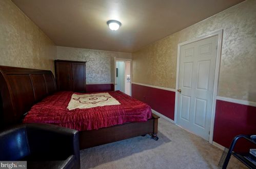 239 Hampshire Dr, West Deptford NJ 08096-4206 exterior