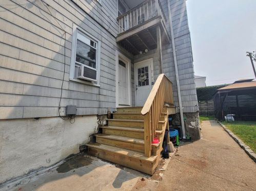 2 Barrett St, Fall River MA 02724-3302 exterior