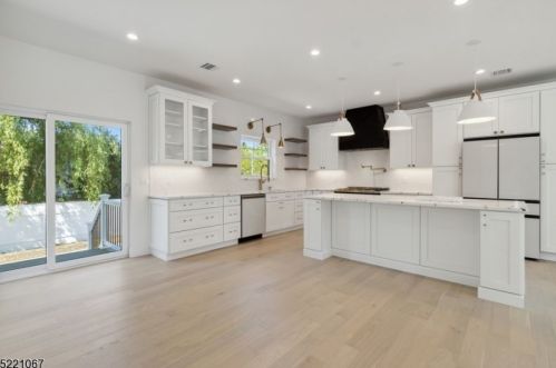 19 Grant Ave, East Hanover NJ  07936-2950 exterior