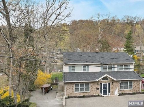 287 Skyline Lake Dr, Skyline Lakes, NJ 07456-1925