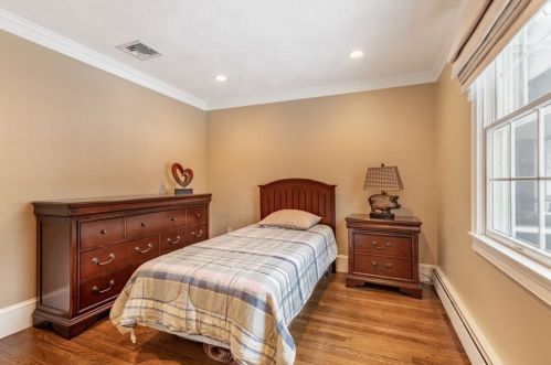 5 Juniper Rd, Lynnfield MA 01940-2416 exterior