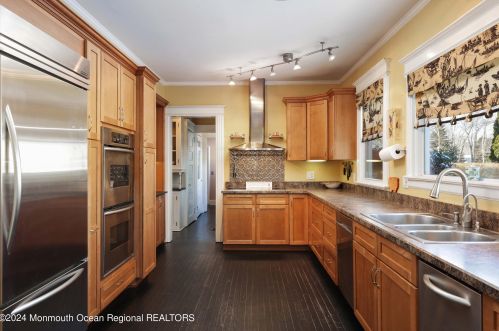 215 Silverside Ave, Little Silver NJ 07739-1713 exterior