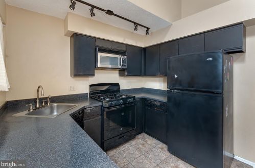 1016 Tristram Cir, West Deptford NJ 08051-2262 exterior