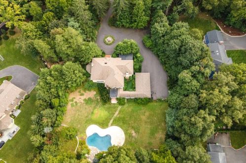 215 Ave, Weston MA 02493-1908 exterior