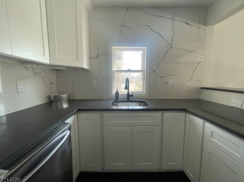 46 Edgewood Rd, Skyline Lakes NJ 07456-1911 exterior