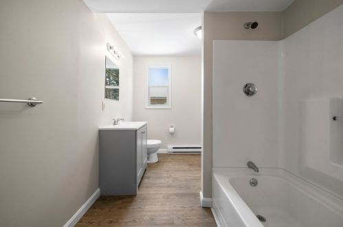 8 Ledge St, Sutton MA 01590-1665 exterior