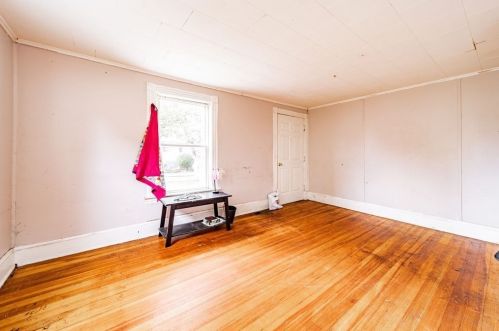 11 Sycamore St, Montgomery MA 01085-3215 exterior