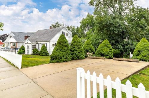 60 Woodlawn Ave, Chelsea, MA 02150-1131