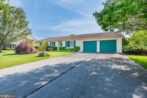 2 Wesley Dr, Carlisle PA 17015-4377 exterior