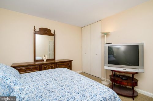 422 Meadowcroft Rd, West Deptford NJ 08096-4007 exterior