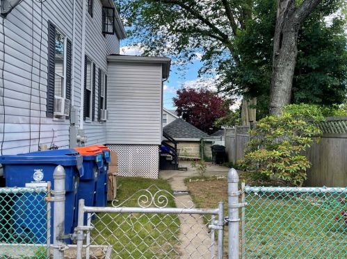 102 State St, New Bedford, MA 02740-6744