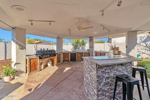 3418 Country Gables Dr, Phoenix AZ  85053-4732 exterior