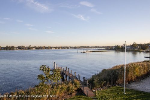 670 Little Silver Point Rd, Little Silver NJ  07739-1737 exterior