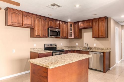 8444 6 Ave, Phoenix AZ 85023-6580 exterior