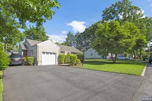 32 Deacon Pl, Cresskill NJ  07626-1139 exterior