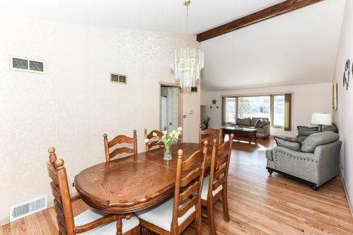 8738 Bruce Dr, Niles IL 60714-2344 exterior