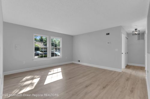 402 Daffodil Dr, Jackson Twp NJ 08527-4127 exterior