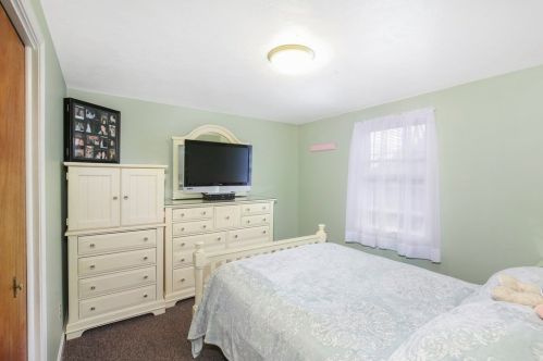 142 St, East Brookfield MA 01515-1612 exterior