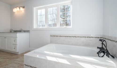 711 Salisbury St, Worcester MA 01609-1122 exterior