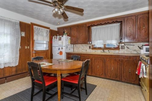 41 Briarwood Dr, Seekonk, MA 02771-5724