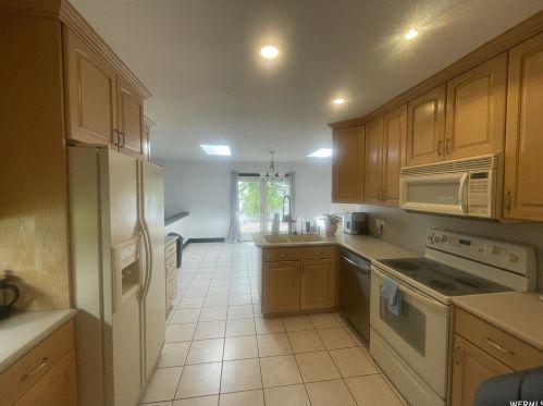 2193 Gyrfalcon Dr, Sandy UT 84092-4049 exterior