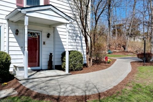 23 Crag Pl, Skyline Lakes, NJ 07456-1814