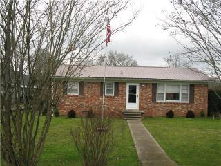 805 College St, Fayetteville, TN 37334-2800