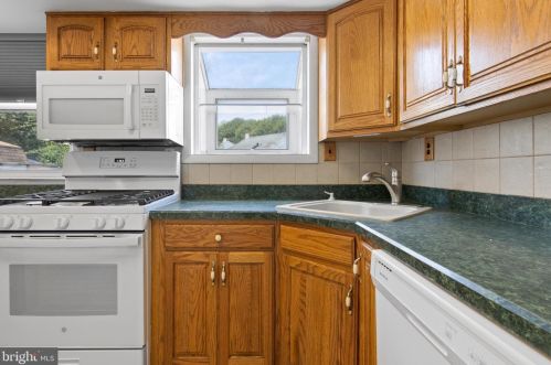 565 Salem Ave, West Deptford NJ 08096-3204 exterior