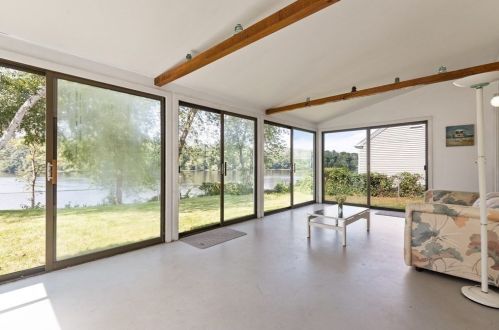 379 Main St, Groveland MA 01834-1428 exterior