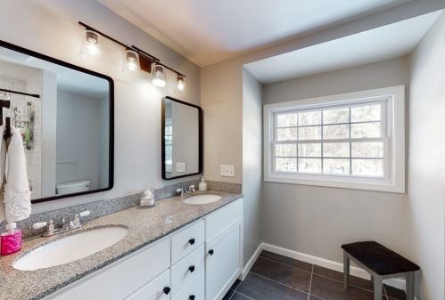 11 Colonial Dr, Shrewsbury MA  01545-1520 exterior