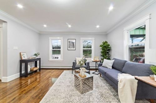 21 Beacon Pl, Chelsea MA  02150-1705 exterior