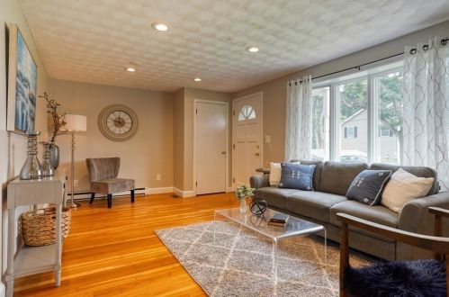 32 Newbridge Ave, Burlington, MA 01803-4365