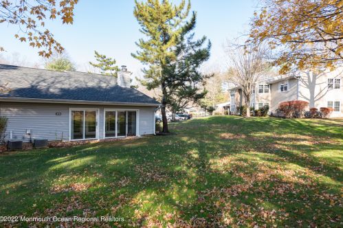 37 Boxwood Ter, Tinton Falls NJ 07701-6704 exterior