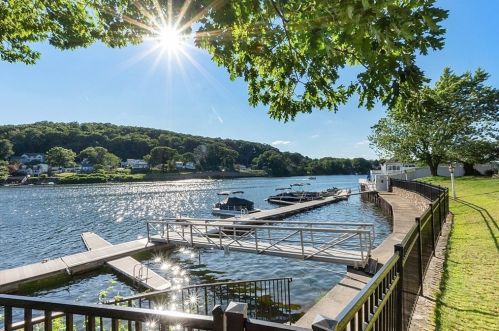 32 Eastern Point Dr, Shrewsbury MA 01545-2173 exterior