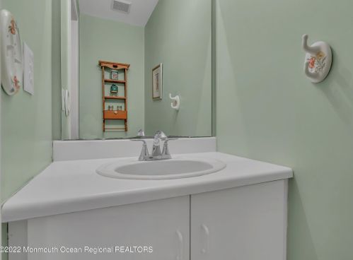 11 Charles Ct, Tinton Falls NJ 07712-7941 exterior