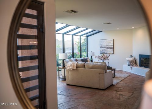 5761 Echo Canyon Cir, Phoenix AZ  85018-1270 exterior