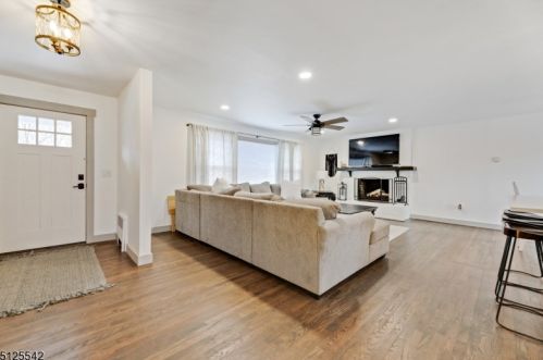 13 Fairview Dr, East Hanover NJ  07936-3506 exterior