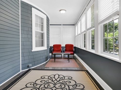 6 Rowe St, Newton MA 02466-1596 exterior