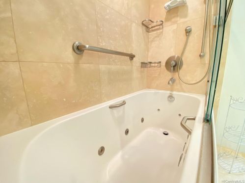 88 Piikoi St, Honolulu HI 96814-4245 exterior