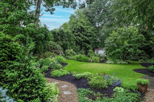 52 Woodleigh Rd, Dedham MA 02026-3129 exterior