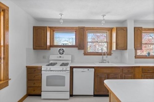 13 Osborne Rd, Arlington MA 02474-8830 exterior